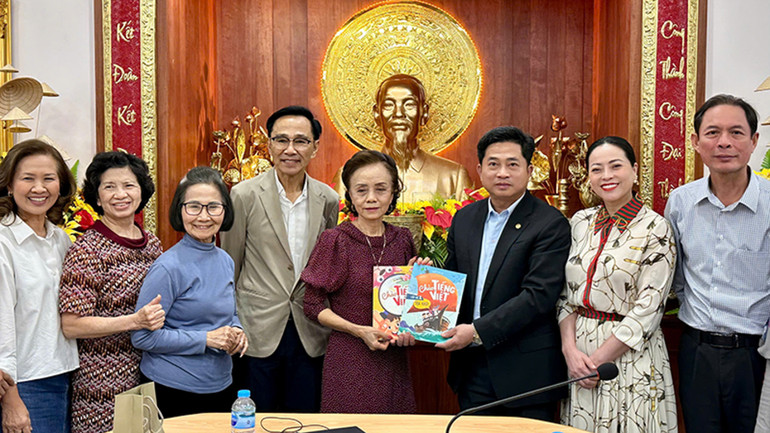 Tổng Lãnh sự Đinh Hoàng Linh trao sách học tiếng Việt tặng cộng đồng bà con kiều bào tỉnh Nakhon Phanom.