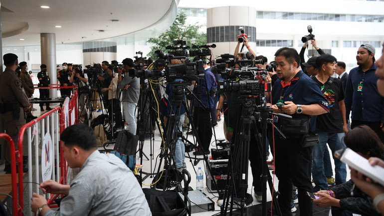 Đông đảo phóng viên Thái Lan và quốc tế tới theo dõi phiên toà. (Ảnh: XUÂN SƠN)