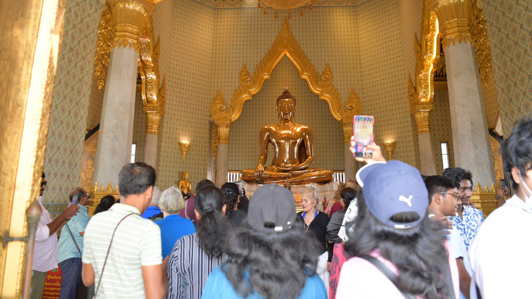 Khách du lịch tham quan chùa Wat Traimit ở Bangkok, Thái Lan. (Ảnh: ĐINH TRƯỜNG)