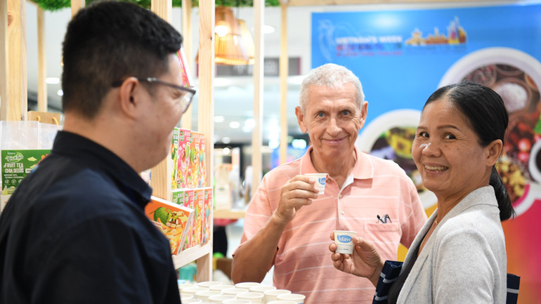 Khách quốc tế bày tỏ sự thích thú khi tìm hiểu về hàng hoá, sản phẩm của Việt Nam. Khách quốc tế bày tỏ sự thích thú khi tìm hiểu về hàng hoá, sản phẩm của Việt Nam.