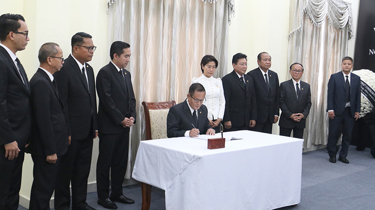 Đoàn của Hoàng cung do ông Chea Horn, Cố vấn cấp cao Quốc vương dẫn đầu, đã chuyển Thư chia buồn của Quốc vương Norodom Sihamoni gửi Tổng Bí thư Tô Lâm và vòng hoa viếng nguyên Chủ tịch nước Trần Đức Lương.