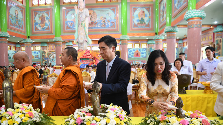 Thứ trưởng Ngoại giao Lê Thị Thu Hằng và Đại sứ Việt Nam tại Thái Lan Phạm Việt Hùng tham gia lễ tắm Phật. (Ảnh: ĐINH TRƯỜNG)
