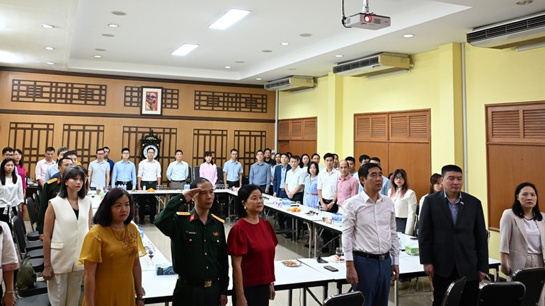 Các đại biểu nghiêm trang chào cờ tại buổi lễ.