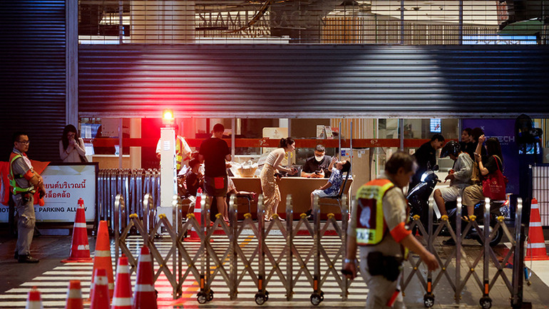 Bên ngoài hiện trường vụ xả súng tại trung tâm thương mại Siam Paragon, ở Bangkok, Thái Lan ngày 3/10/2023. (Ảnh: Reuters)