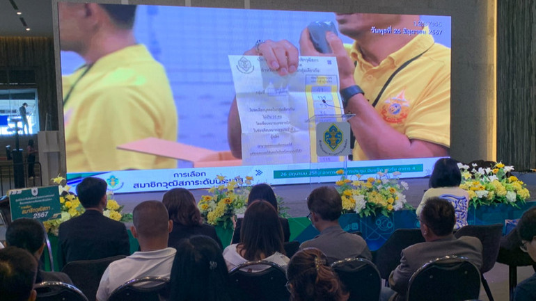 Tiến trình bầu cử được phát trực tiếp trên các màn hình lớn phía bên ngoài. (Ảnh: ĐINH TRƯỜNG)