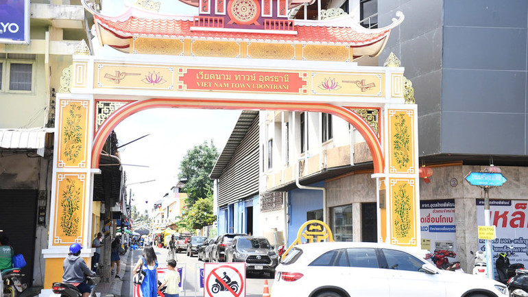 Phố Việt Nam trở thành địa điểm du lịch, văn hóa yêu thích của đông đảo kiều bào, người dân Thái Lan và du khách quốc tế mỗi khi tới tỉnh Udon Thani. (Ảnh: XUÂN SƠN)