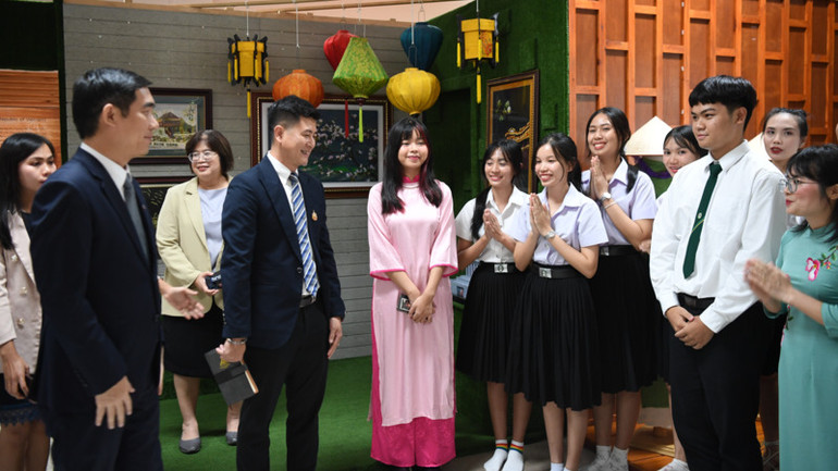 Đoàn công tác của Đại sứ quán Việt Nam tại Thái Lan thăm Trung tâm Việt Nam học tại trường Đại học Rajabhat Udon Thani. (Ảnh: XUÂN SƠN)