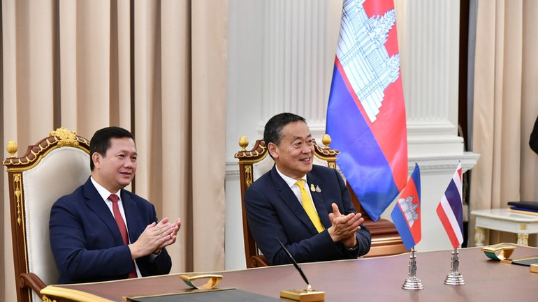 Thủ tướng Thái Lan (phải) và Thủ tướng Campuchia chứng kiến lễ ký các biên bản ghi nhớ. (Ảnh: Văn phòng Thủ tướng Thái Lan)