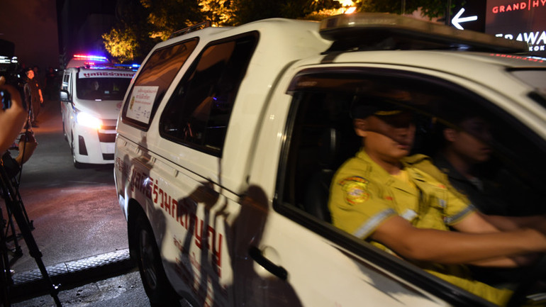 Thi hài các nạn nhân được đưa ra khỏi khách sạn Grand Hyatt Erawan. (Ảnh: XUÂN SƠN) Thi hài các nạn nhân được đưa ra khỏi khách sạn Grand Hyatt Erawan. (Ảnh: XUÂN SƠN)