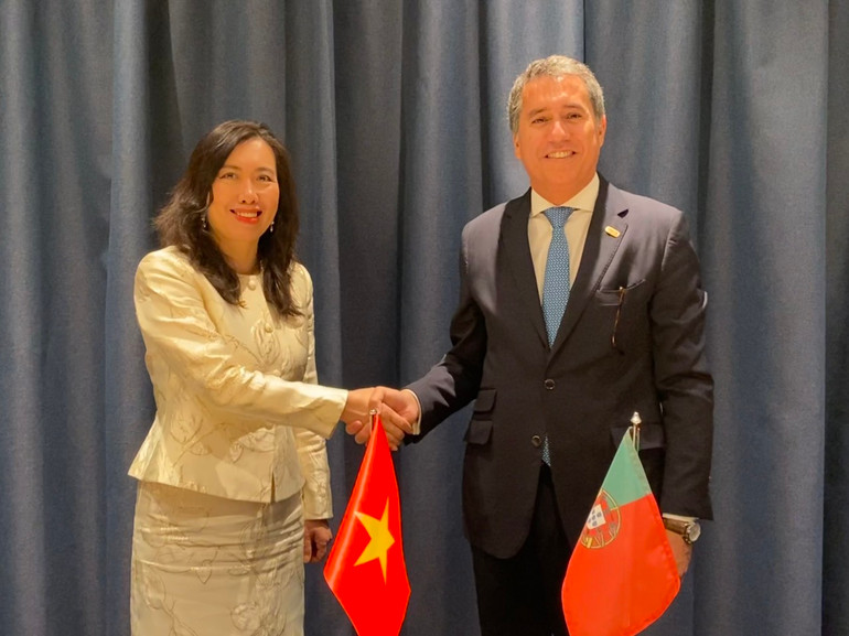 Thứ trưởng Lê Thị Thu Hằng gặp Quốc Vụ khanh Bộ Ngoại giao Bồ Đào Nha Francisco André.