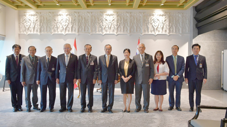 Đại sứ Phan Chí Thành và các cán bộ Đại sứ quán Việt Nam tại Thái Lan chụp ảnh lưu niệm cùng Chủ tịch Quốc hội Thái Lan.