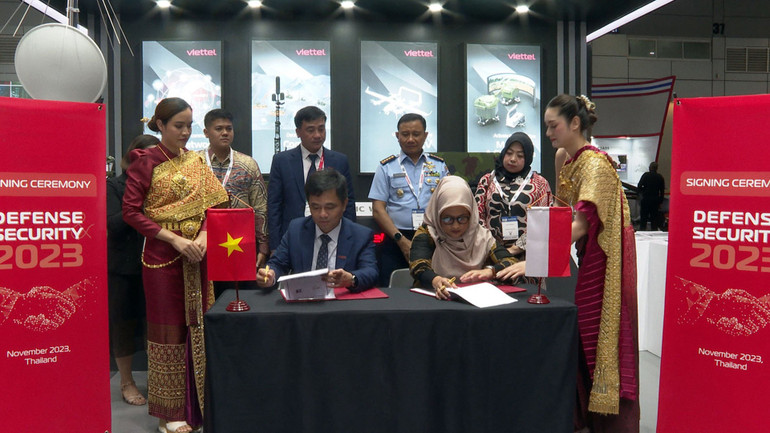 Lễ ký thỏa thuận về phân phối sản phẩm giữa Viettel và PT. Bandara Praniagatama (Indonesia).