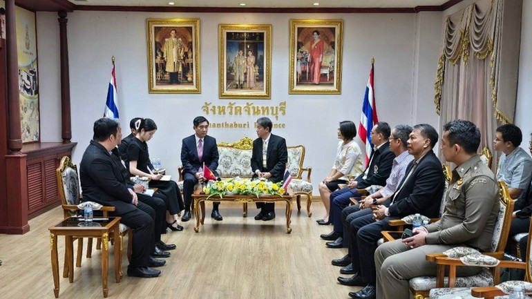 Đại sứ Phạm Việt Hùng làm việc với Tỉnh trưởng tỉnh Chanthaburi. (Ảnh: Đại sứ quán Việt Nam tại Thái Lan)