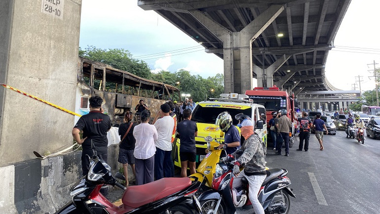 Ùn tắc giao thông kéo dài nhiều giờ đồng hồ sau khi xảy ra vụ tai nạn ở ngoại ô Bangkok. (Ảnh: ĐINH TRƯỜNG)
