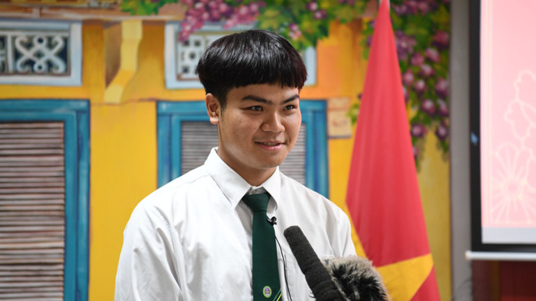 Sinh viên Phiraphat Thongkaem hào hứng chia sẻ về khoá học tiếng Việt và văn hoá Việt Nam. (Ảnh: XUÂN SƠN)