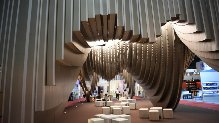 Gian trưng bày sản phẩm kiến trúc với thiết kế độc đáo. (Ảnh: XUÂN SƠN)