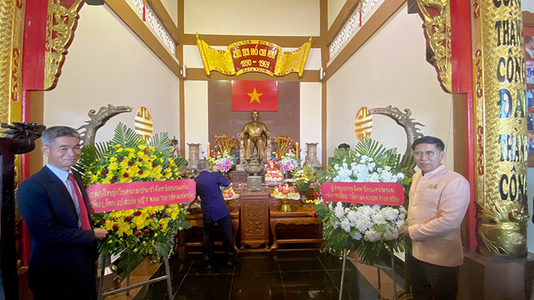 Tổng Lãnh sự quán Việt Nam tại Khon Kaen và lãnh đạo tỉnh Nakhon Phanom dâng hoa tưởng nhớ Chủ tịch Hồ Chí Minh.