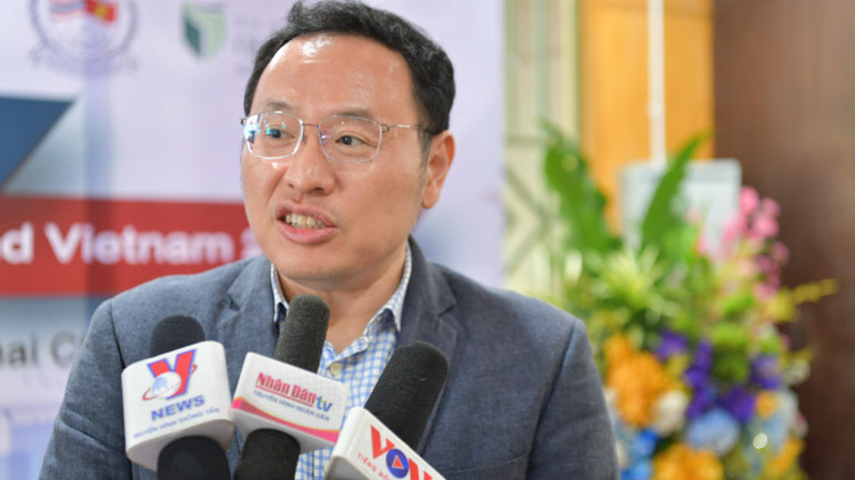 Ông Tharabodee Serng Adichaiwit, Phó Chủ tịch Phòng Thương mại Thái Lan tại Việt Nam (ThaiCham) trả lời phỏng vấn báo chí. (Ảnh: XUÂN SƠN)