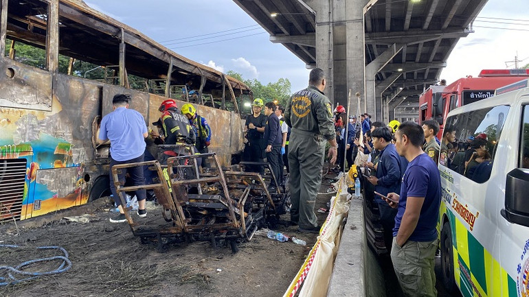 Chiếc xe buýt cháy rụi hoàn toàn. (Ảnh: XUÂN SƠN)