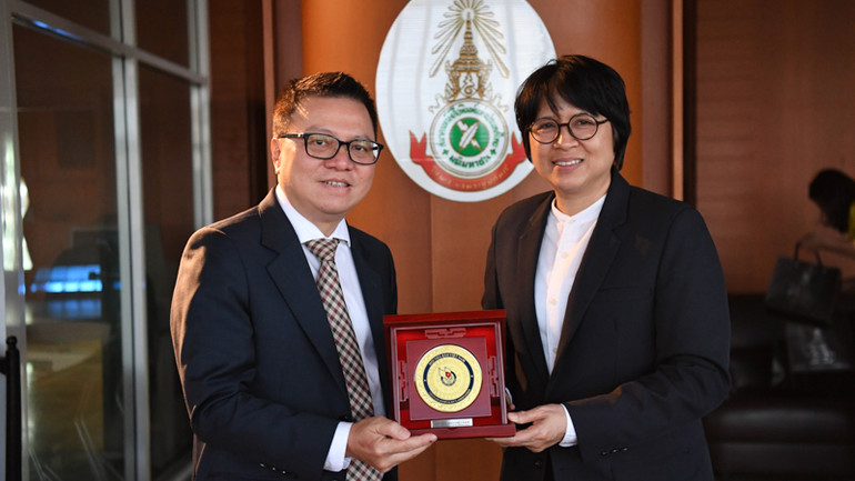 Đồng chí Lê Quốc Minh trao quà lưu niệm tặng bà Norrinee Ruangnoo, Phó Chủ tịch thứ nhất của CTJ.