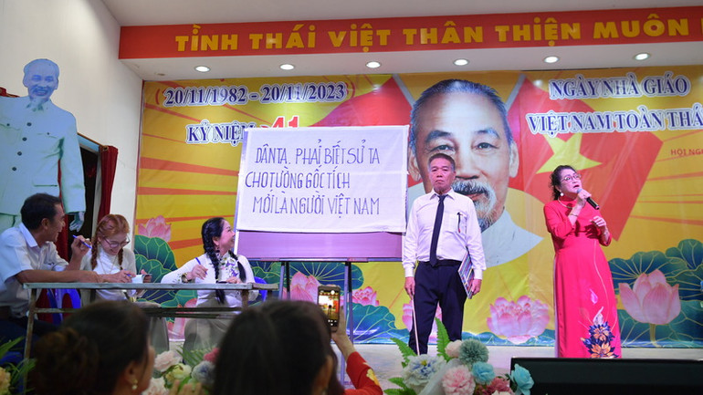 Một tiết mục văn nghệ của các giáo viên, kiều bào.