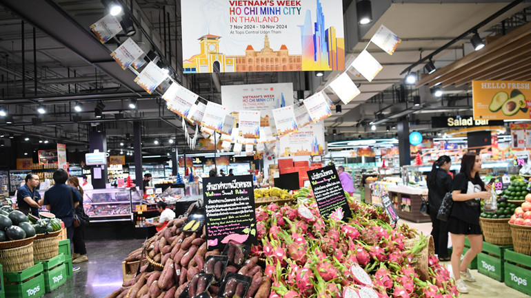 Khoai lang và thanh long của Việt Nam được bày bán tại siêu thị bán lẻ của Central Group tại Udon Thani. Khoai lang và thanh long của Việt Nam được bày bán tại siêu thị bán lẻ của Central Group tại Udon Thani.