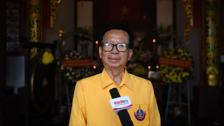 Ông Trần Văn Sáu, Chủ tịch Hội Người Thái gốc Việt tại Nakhon Phanom trả lời phỏng vấn của phóng viên Báo Nhân Dân thường trú tại Thái Lan. (Ảnh: XUÂN SƠN)