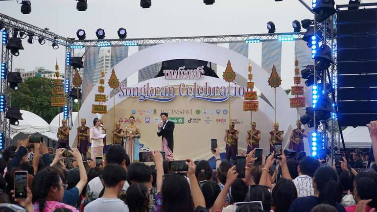 Biểu diễn nghệ thuật tại sân khấu phía bên ngoài trung tâm thương mại IconSiam ở thủ đô Bangkok của Thái Lan. (Ảnh: ĐINH TRƯỜNG)