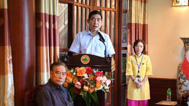 Đại sứ Phạm Việt Hùng đánh giá cao những nỗ lực của Ban quản lý trong việc giữ gìn và bảo quản tốt các hiện vật về Chủ tịch Hồ Chí Minh. (Ảnh: XUÂN SƠN)