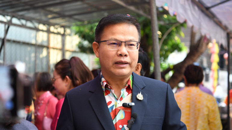 Tỉnh trưởng tỉnh Nakhon Phanom Pratya Unphetwarakon trả lời phỏng vấn của phóng viên Báo Nhân Dân thường trú tại Thái Lan.