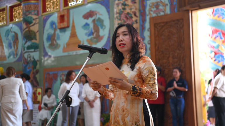 Thứ trưởng Ngoại giao Lê Thị Thu Hằng gửi lời tri ân đến các vị hòa thượng trụ trì các chùa Việt tại Thái Lan đã có công chăm lo đời sống tín ngưỡng cho cộng đồng người Việt Nam ở Thái Lan. (Ảnh: ĐINH TRƯỜNG)