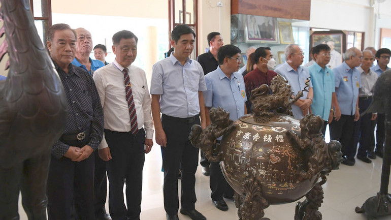 Đoàn công tác Đại sứ quán Việt Nam tại Thái Lan và đông đảo kiều bào dâng hương tưởng niệm Chủ tịch Hồ Chí Minh. (Ảnh: ĐINH TRƯỜNG)