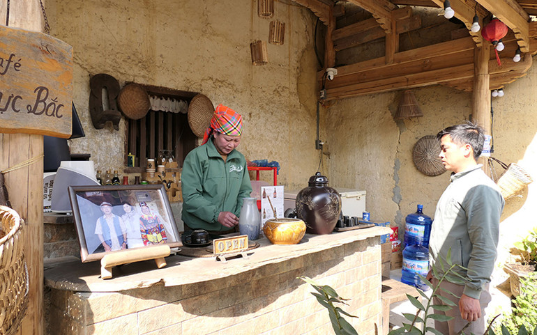 Được đào tạo nghề pha chế, chị Lù Thị Vấn, thôn Lô Lô Chải, xã Lũng Cú, huyện Đồng Văn mở quán cà-phê Cực Bắc đem lại thu nhập ổn định cho gia đình.