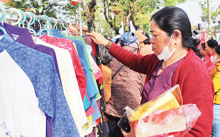 Trao áo dài tặng hội viên, phụ nữ có hoàn cảnh khó khăn.