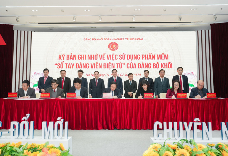 Lãnh đạo đảng ủy các Tổng Công ty, tập đoàn và ngân hàng ký bản ghi nhớ về việc sử dụng phần mềm.