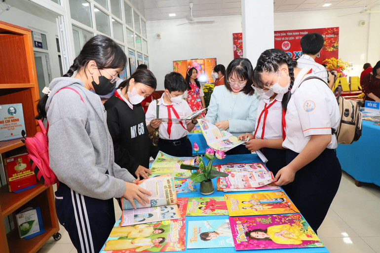 Các em học sinh tìm đọc những ấn phẩm phù hợp với lứa tuổi học trò.