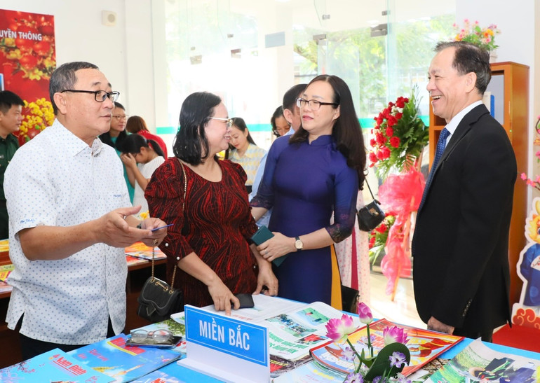 Bạn đọc tỉnh Ninh Thuận gặp gỡ, giao lưu với đại diện thường trú Báo Nhân Dân tại tỉnh Ninh Thuận tại Hội báo Xuân Giáp Thìn năm 2024.