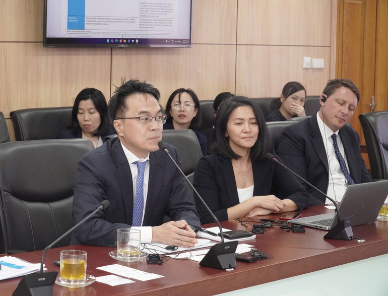 Ông Young Lee, Giám đốc Điều hành hoạt động kinh doanh cổ phiếu khu vực Châu Á, Morgan Stanley trao đổi tại buổi làm việc Ông Young Lee, Giám đốc Điều hành hoạt động kinh doanh cổ phiếu khu vực Châu Á, Morgan Stanley trao đổi tại buổi làm việc