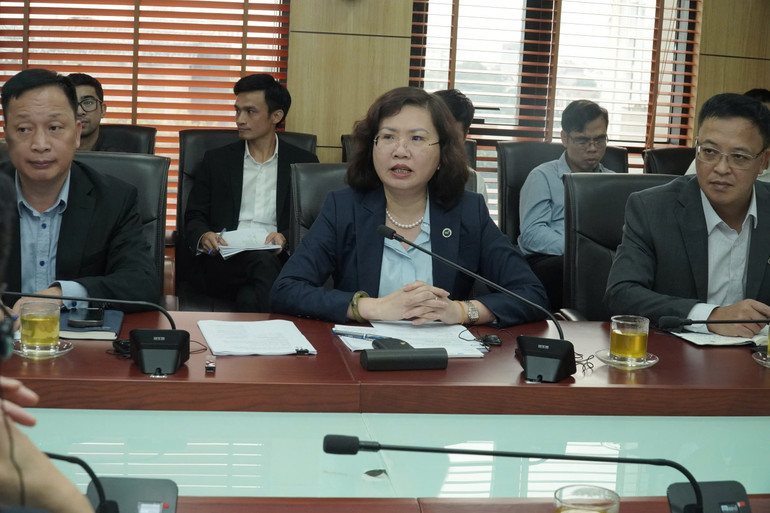 Chủ tịch Ủy ban Chứng khoán Nhà nước Vũ Thị Chân Phương trao đổi tại buổi làm việc Chủ tịch Ủy ban Chứng khoán Nhà nước Vũ Thị Chân Phương trao đổi tại buổi làm việc