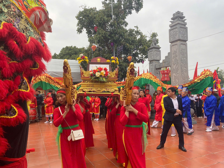 Lễ rước Quyết định công nhận Di sản văn hóa phi vật thể quốc gia Lễ hội Báo Bản làng Nộn Khê từ UBND xã Yên Từ về đình làng Nộn Khê.