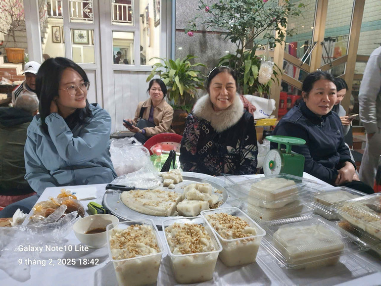 Chợ đêm của làng Nộn Khê nổi tiếng với món bánh đúc truyền thống.