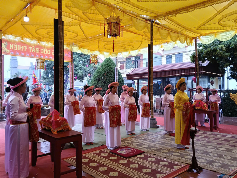 Đội tế nữ thực hiện nghi thức tế lễ tại đình làng.