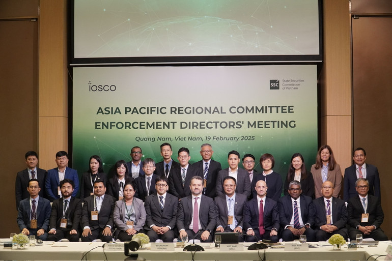 Các đại biểu dự họp.