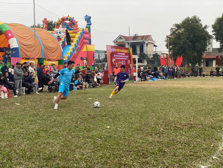 Thi đấu bóng đá sôi nổi.