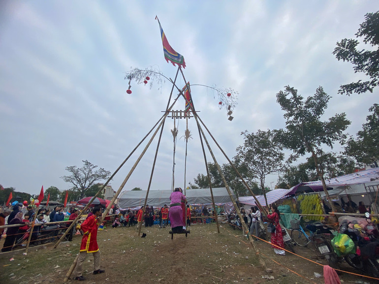 Trò chơi đánh đu cổ truyền thu hút đông đảo người dân tham gia.