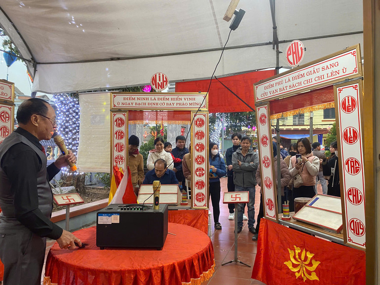 Chơi tổ tôm điếm.