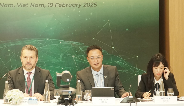 Phó Chủ tịch Ủy ban Chứng khoán Nhà nước Bùi Hoàng Hải (ở giữa) phát biểu tại phiên họp.