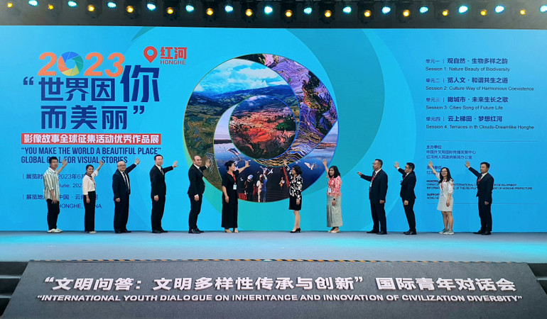 Các đại biểu tham gia lễ khởi động cuộc thi ảnh tại sự kiện.