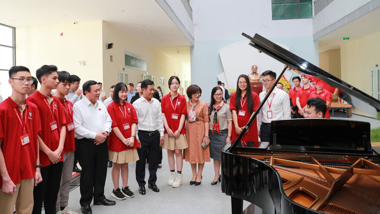 Đồng chí Nguyễn Xuân Thắng tham quan không gian học tập tại Hòa Lạc của Đại học Quốc gia Hà Nội.