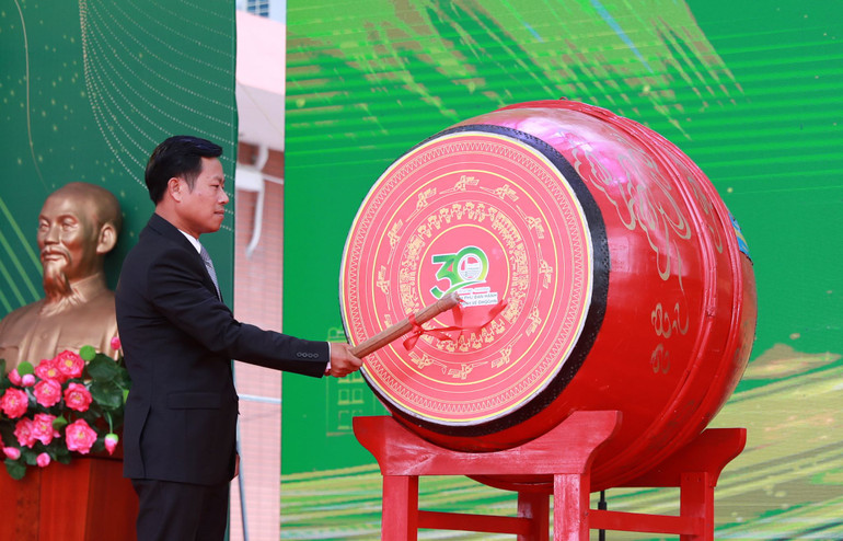 Giám đốc Đại học Quốc gia Hà Nội, GS, TS Lê Quân đánh trống khai giảng năm học mới